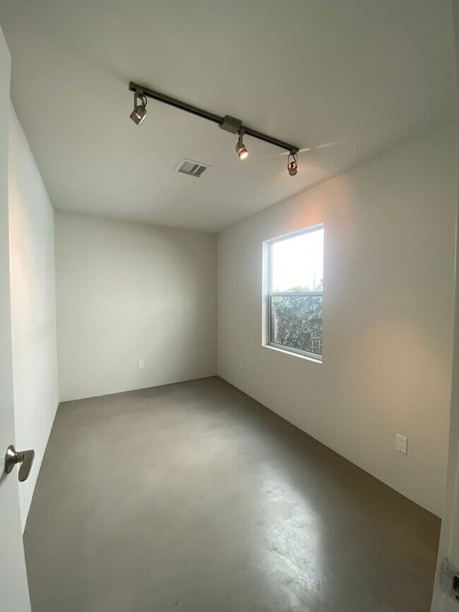Building Photo - M340 - Miller