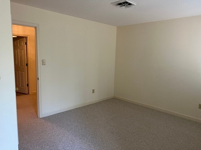 Building Photo - 303 Lake Pointe Dr