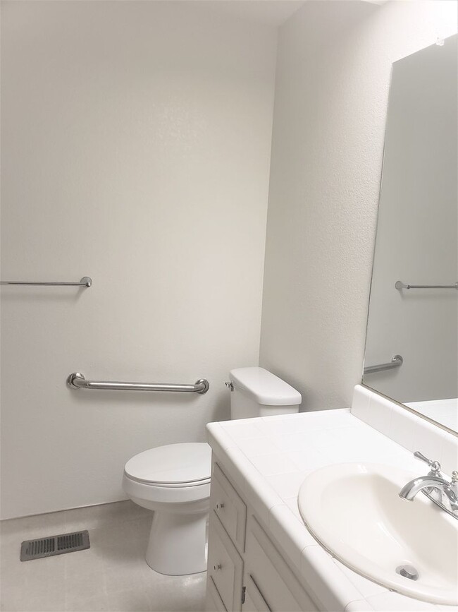 Building Photo - 4 bedroom 2 1/2 bath home in Sunset Oaks