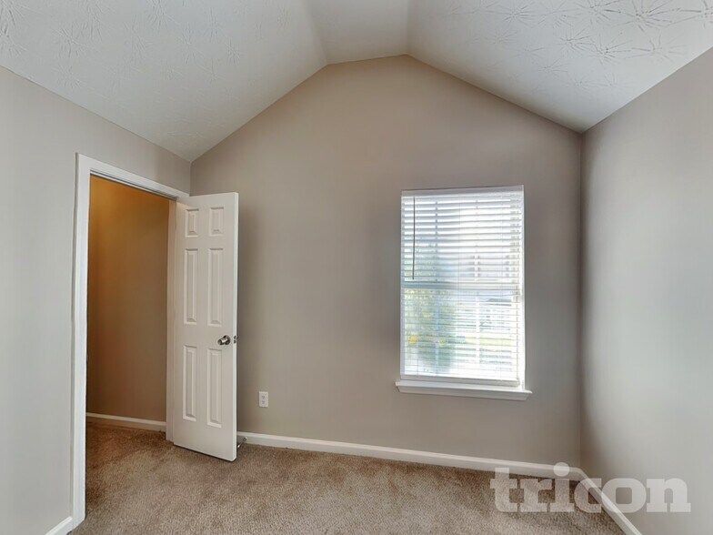 Building Photo - 2578 S Hills
