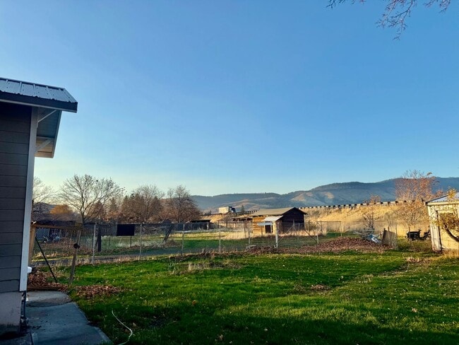 Building Photo - 1801 Russell Ave