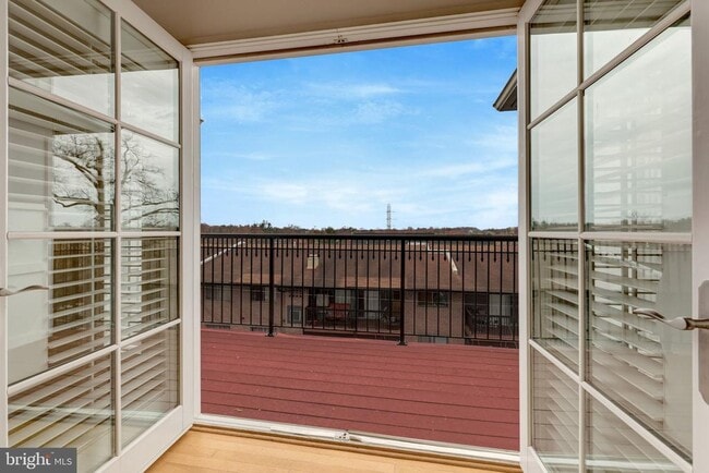 Building Photo - 229 Locust St SE