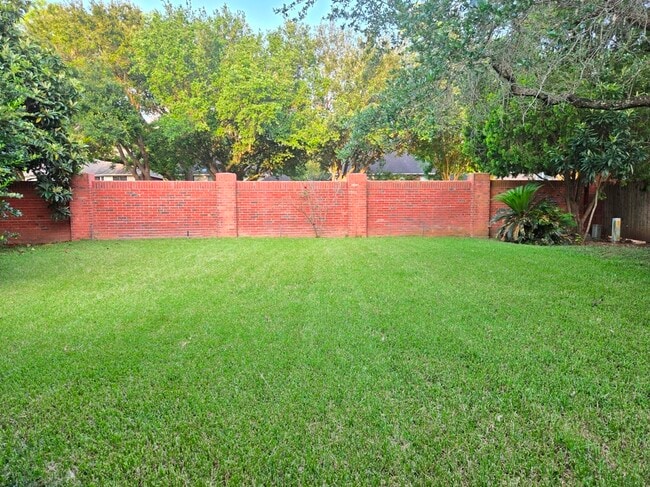 Building Photo - 1611 Monvale Ln