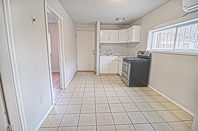 Building Photo - 1026 Myrtle Ave