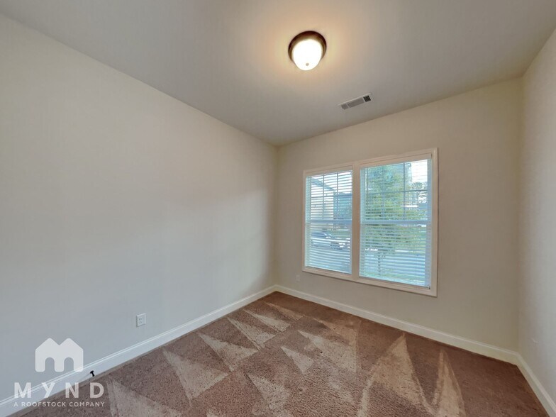 Building Photo - 2555 Whistler Wy NE