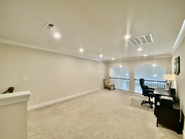 Building Photo - GORGEOUS TOWNHOME IN SOUTH PARK