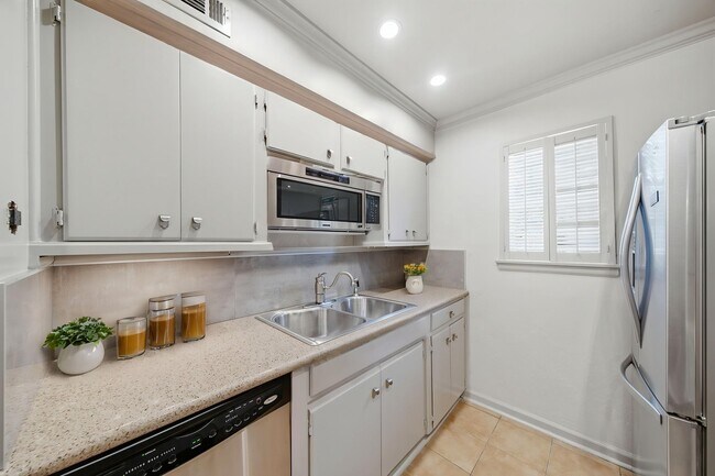 Building Photo - 2744 Briarhurst Dr