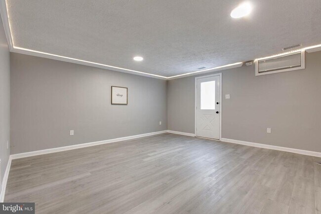 Building Photo - 682 Willowby Run