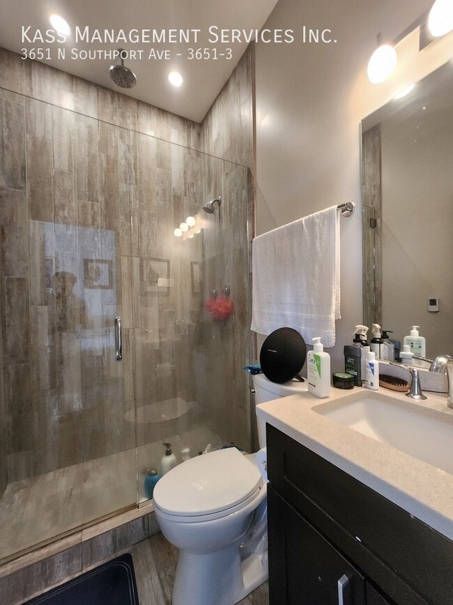 Building Photo - Newer Construction Prime Southport Corrido...