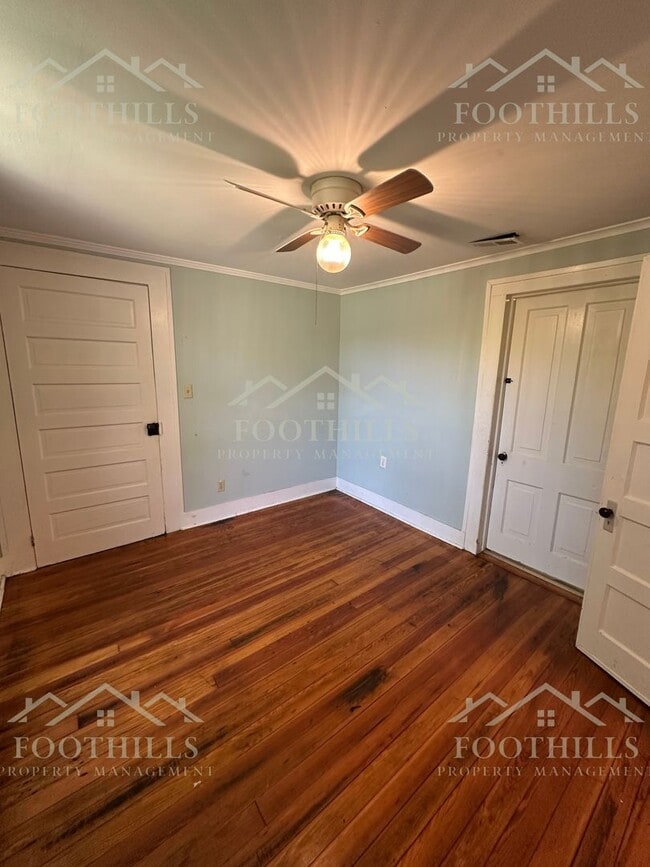 Building Photo - Charming 4-Bedroom Single Family House Nea...