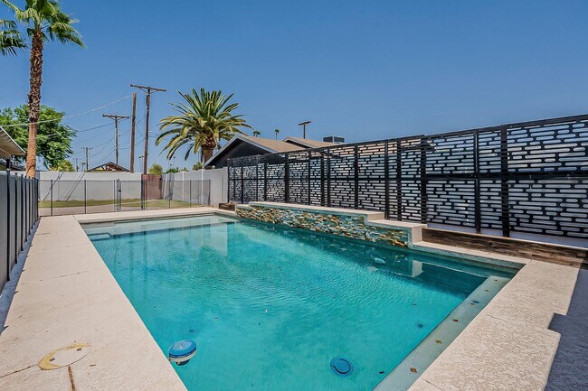 Building Photo - Three bedrooms and POOL in South Scottsdale!