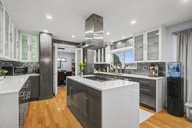 Building Photo - 2076 Valley Lo Ln