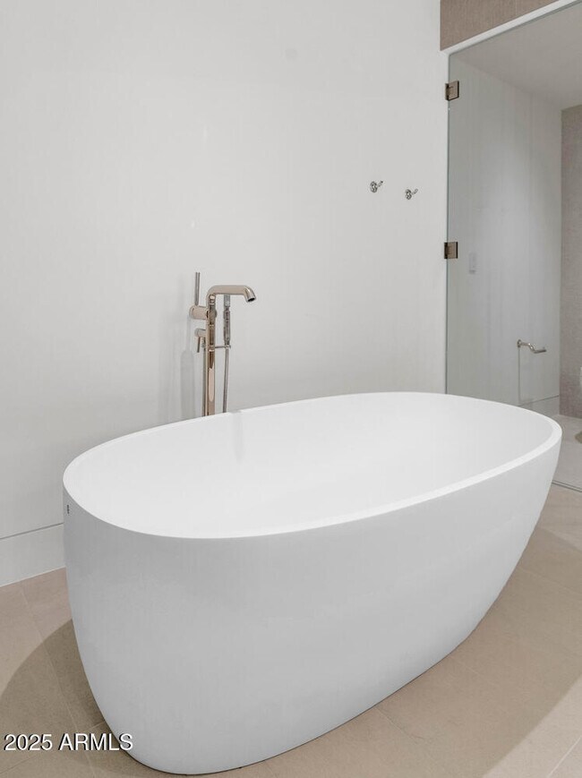 Building Photo - 6587 N Palmeraie Blvd