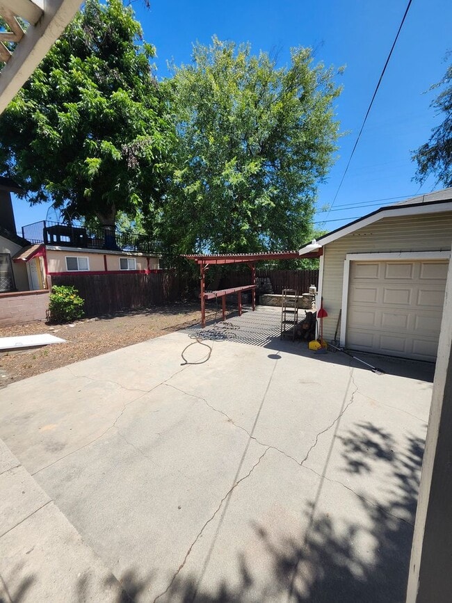 Building Photo - Charming Colonial-Style 2-Bedroom Home in ...