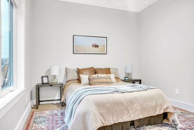 Building Photo - 1112 N Woodburn Ave