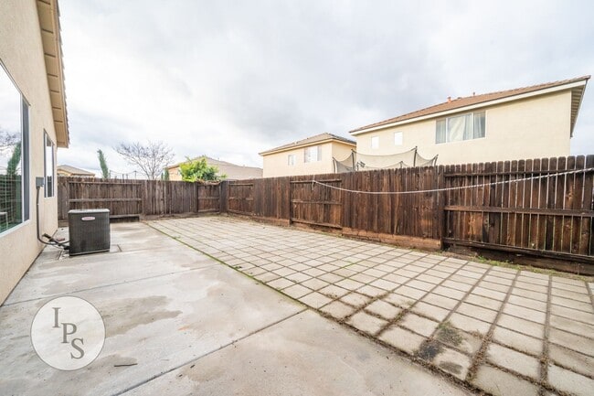 Building Photo - North East Fresno ‘Like New’ Home, 3BR/2BA, Built 2008 - Lots of Amenities!