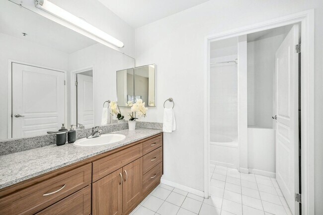 Building Photo - Bright 2 bedroom with open floor plan and spacious terrace!