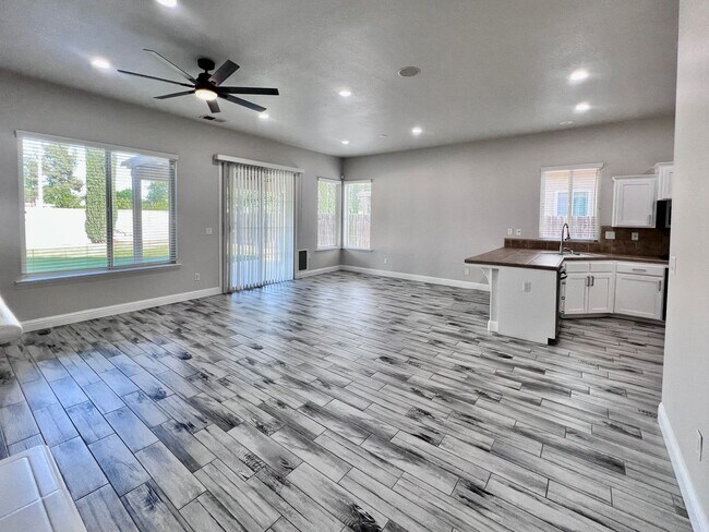 Building Photo - $2,895 Fowler & Church, Spacious 3 Bedroom...