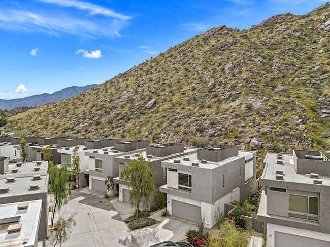 Building Photo - 1201 Surrey Ln