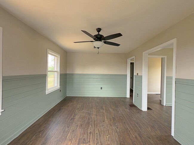 Building Photo - Three bed, 1.5 bath single family home ren...