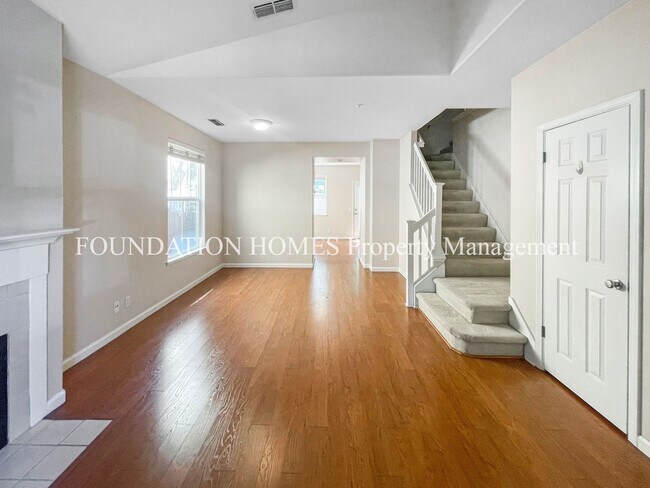 Building Photo - Great Layout, Newer Hamilton Condo - A/C - FOUNDATION -