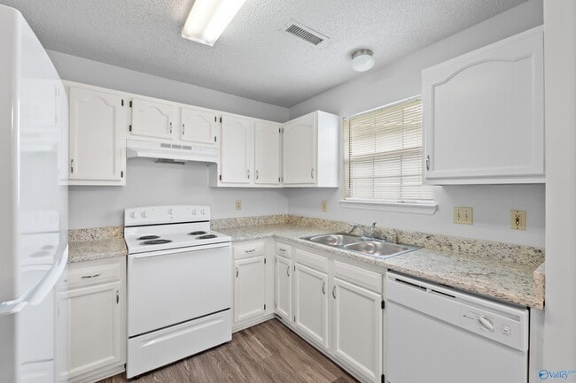 Building Photo - 113 Fernwood Cir