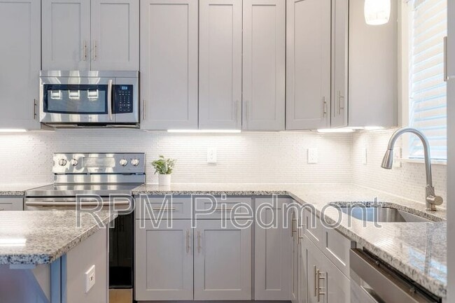 Building Photo - 1418 Allegheny St SW