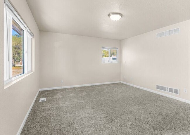 Building Photo - Well-Maintained 3-Bedroom Home with Modern Updates. MOVE-IN SPECIAL!