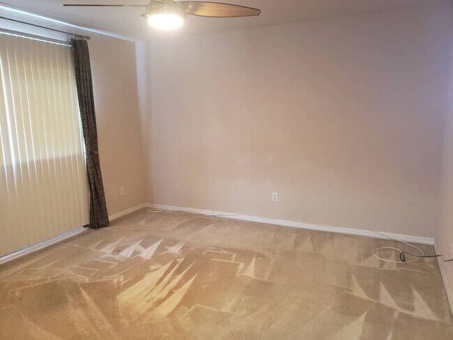 Building Photo - Pool Home 3 Bedroom 2 Bath close to shoppi...