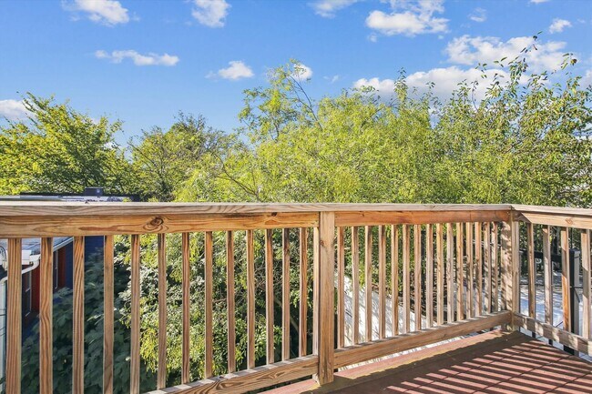 Building Photo - Spiffy 3 Bedroom, 2 Full Bathroom Rowhome just steps from Lincoln Park!!