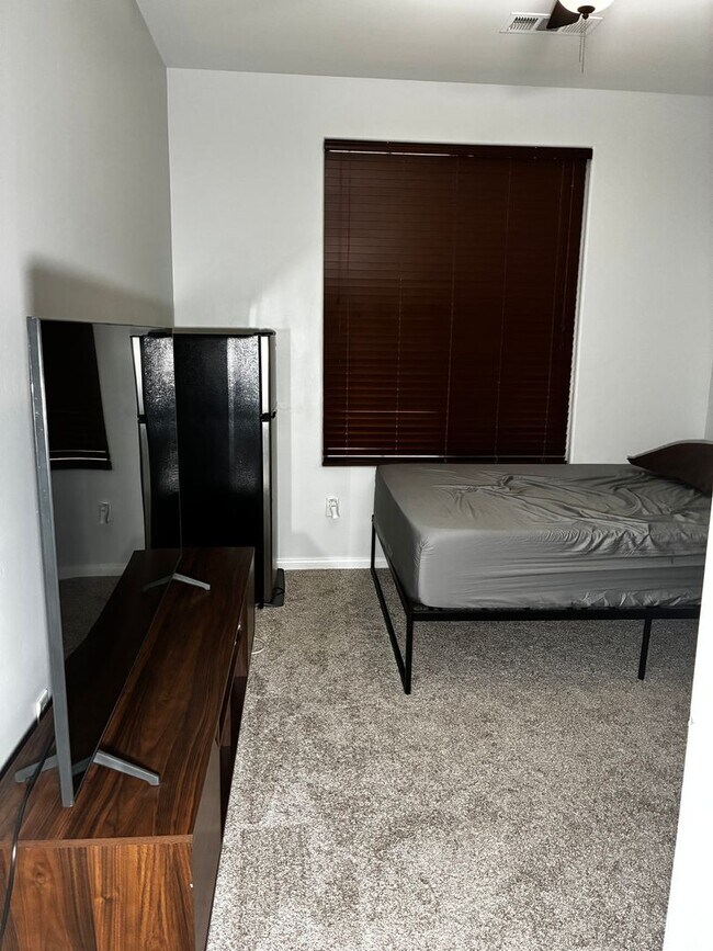 Building Photo - $500 Move-In Special! Furnished 4-Bed Home...