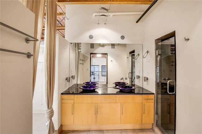 Building Photo - 411 Brazos St