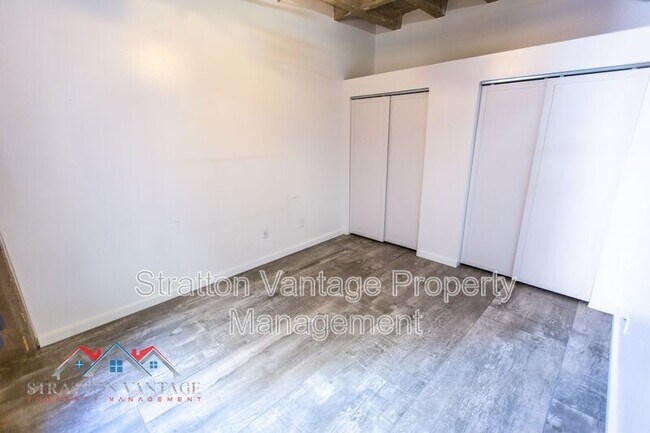 Building Photo - 114 W Adams St