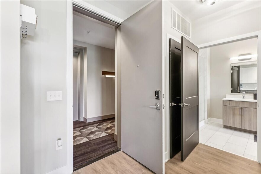 Building Photo - 145 Riverhaven Dr