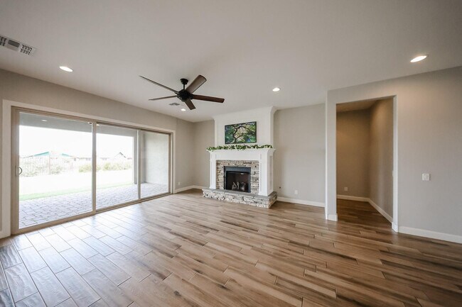 Building Photo - 1424 E Pedro Rd