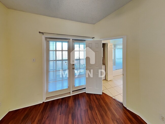 Building Photo - 4800 W Lovers Ln Apt 518