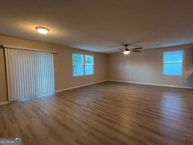 Building Photo - Act Fast on this Beautiful 4BR/2BA in Waters Edge