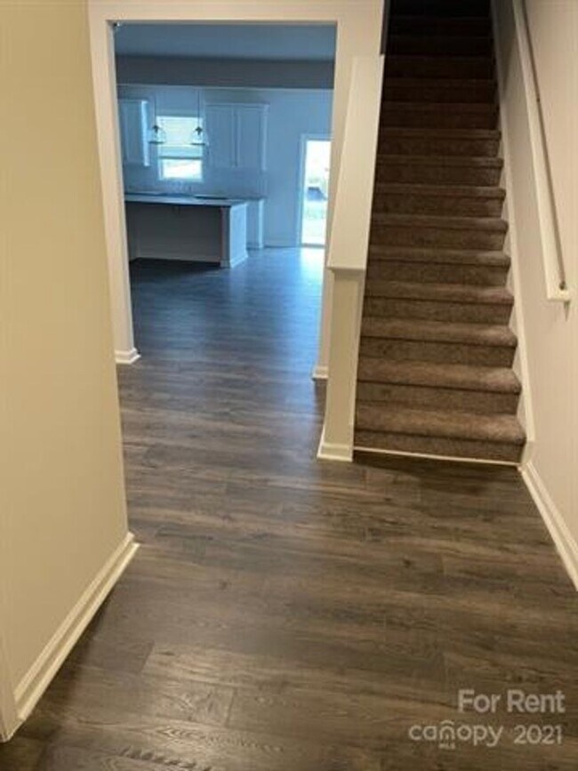 Building Photo - 3 Bedroom Townhome with 1 Car Garage!