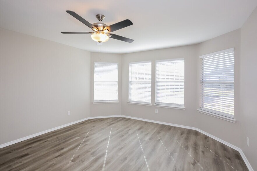 Building Photo - 2217 Midbury Dr