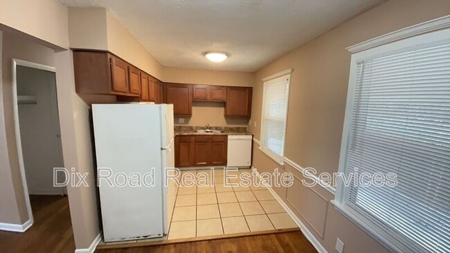 Building Photo - 921 Millikin St