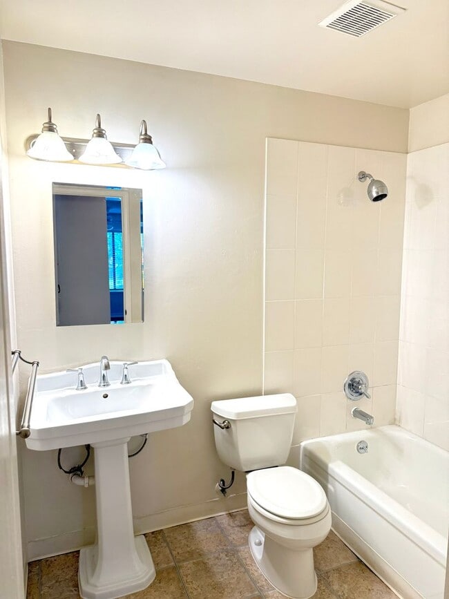 Building Photo - $3240 - 3 BED/2 BATH CONDO IN CENTRAL FREM...