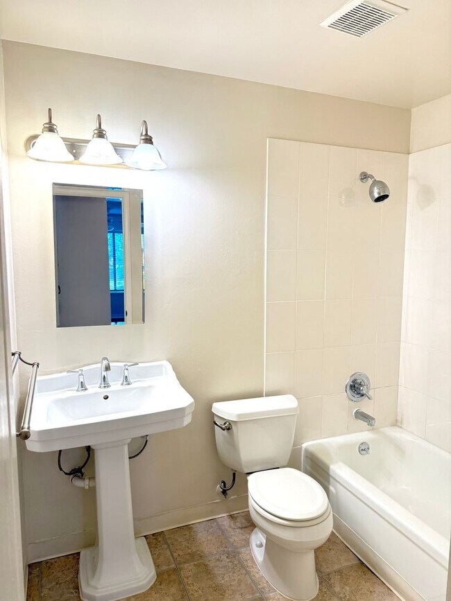 Building Photo - $3290 - 3 BED/2 BATH CONDO IN CENTRAL FREM...