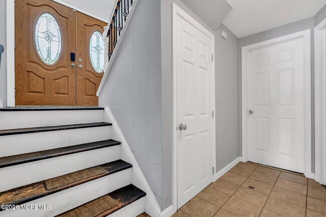 Building Photo - 518 River Dr