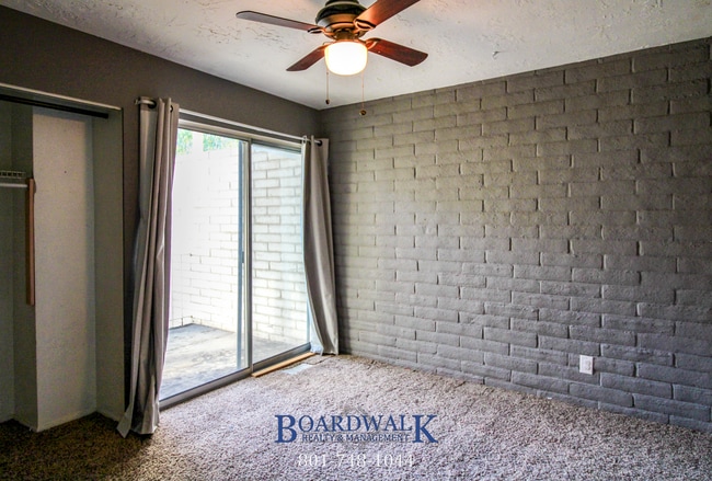 Building Photo - Spacious Sandy Home