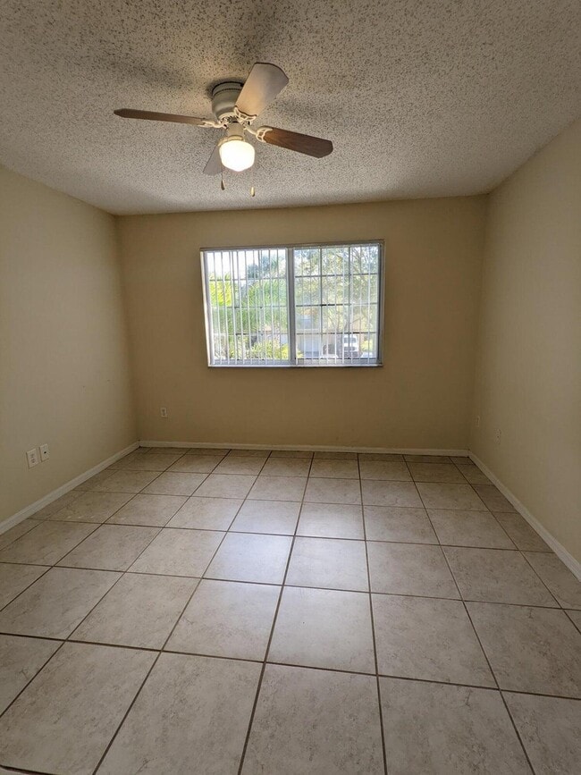 Building Photo - 1000 Crestwood Ct S