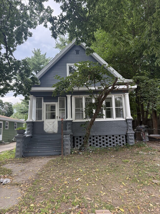 Building Photo - 721 E Corrington Ave