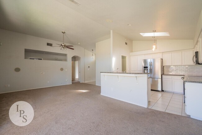 Building Photo - North West Fresno Home, 3BR/2BA, Built 1995 - Lots of Amenities!
