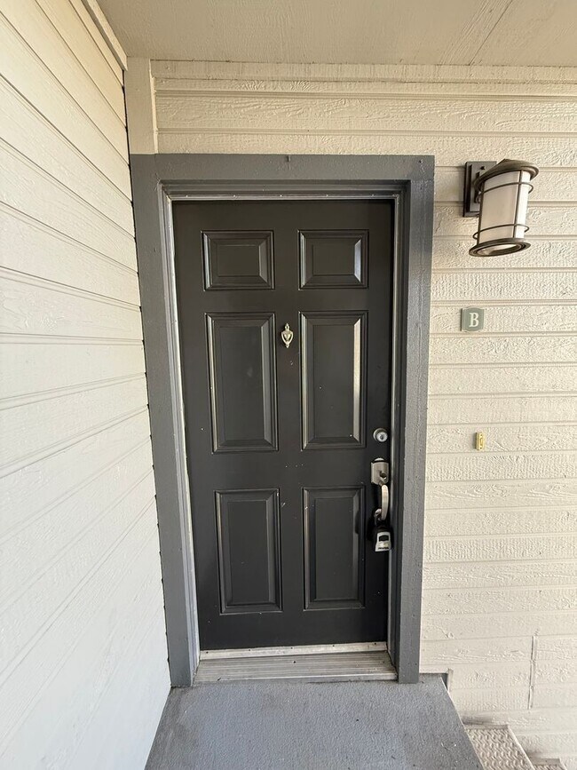 Building Photo - Parkview Condo close to shopping & Freeway!