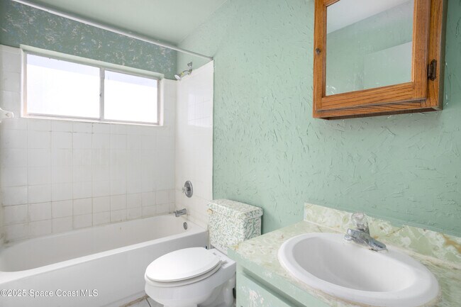 Building Photo - 1202 Linmoor Cir NE