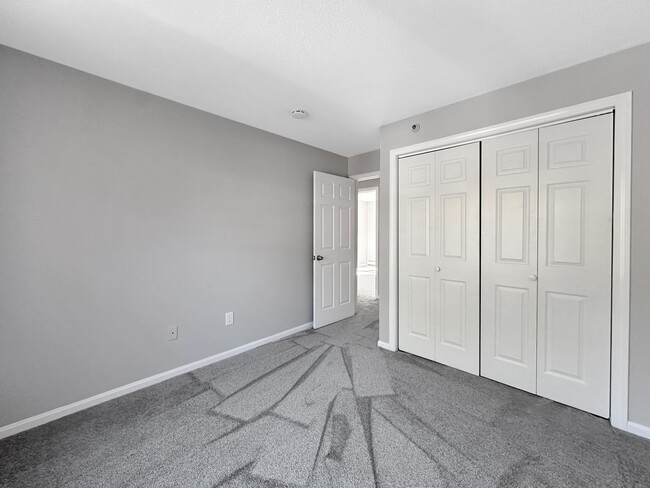 Building Photo - Beautiful Remodeled  3 Bedroom Condo!